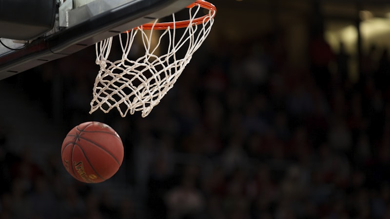 NBA季后赛湖人队与勇士队球员对抗精彩瞬间